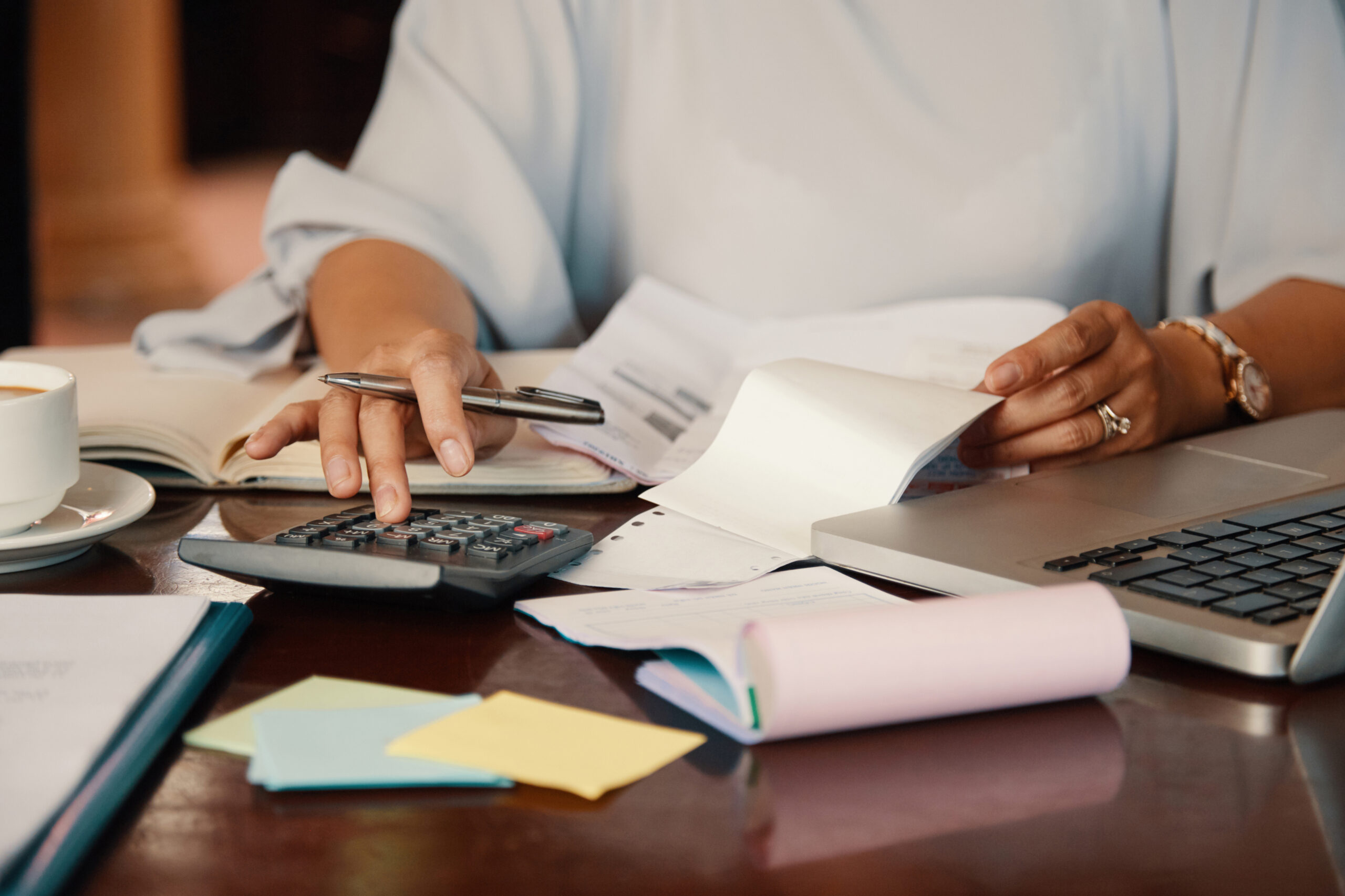 Persona revisant comptes amb una calculadora